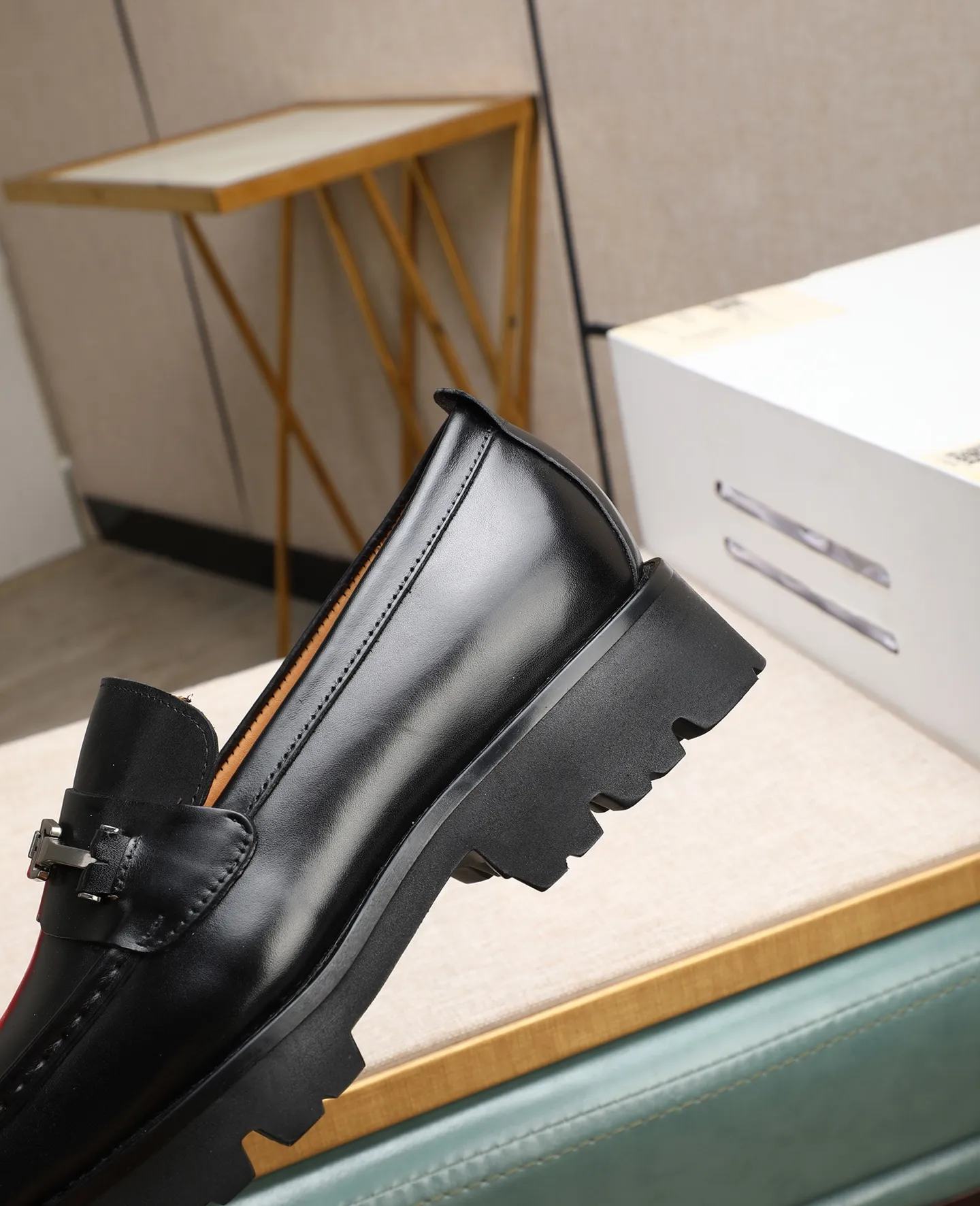 Men's shoes 💰500 📛📛(water-dyed cow lining) Salvatore Ferragamo high-end (Salvatore Ferragamo) is the top international luxury footwear brand. It comes from the fashion kingdom of Italy. It is famous all over the world for its traditional handmade design and novel styles...🚶🏻🚶🏻New suit shoes are available simultaneously at the counter. This model is purely handmade. The fabric is imported Italian calfskin➕soft water-dyed cowhide lining. Original authentic outsole🌀🌀Size: 38➖44.